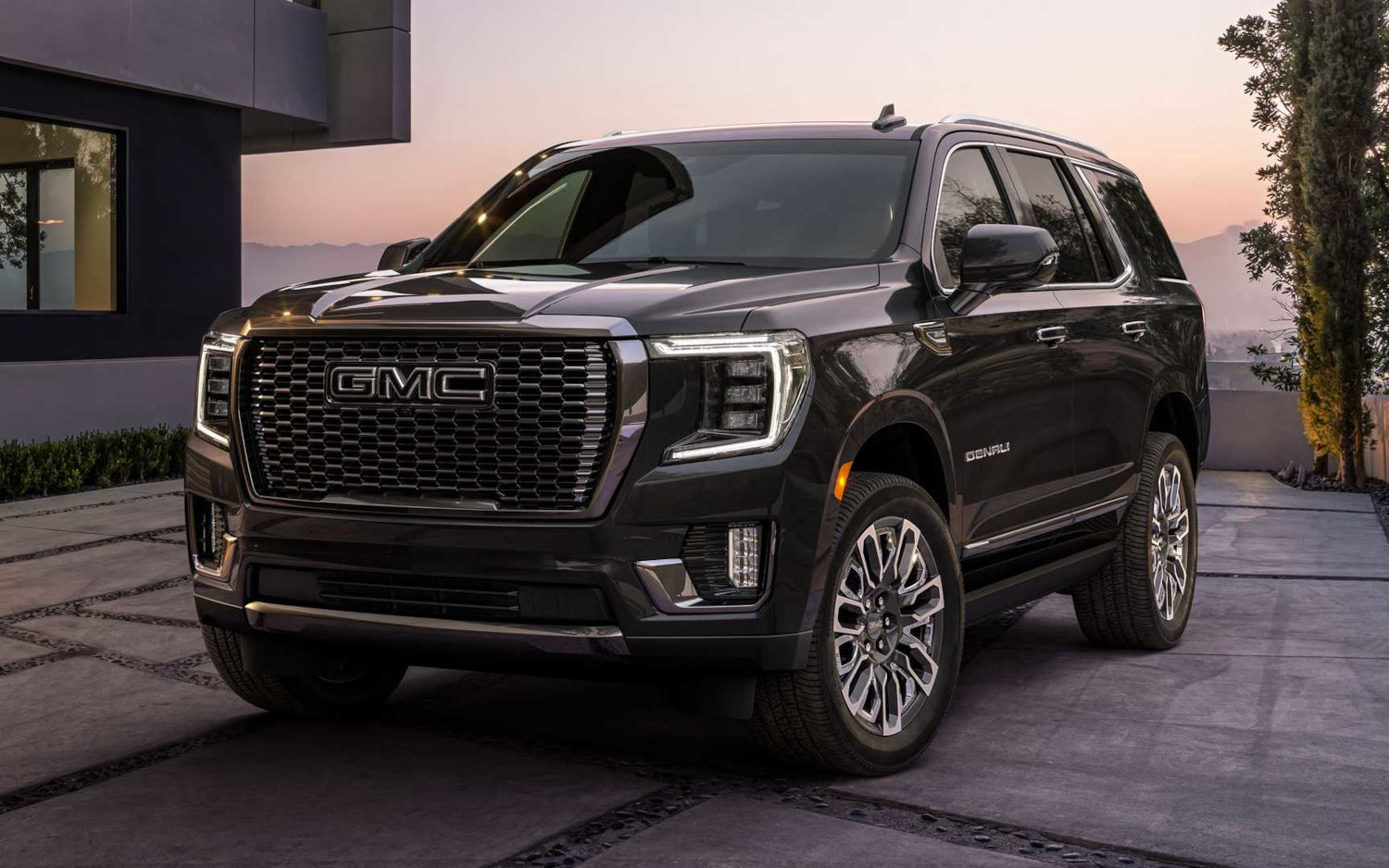 Comparison GMC Yukon Denali Ultimate 2023 Vs GMC Yukon SLE 2020 